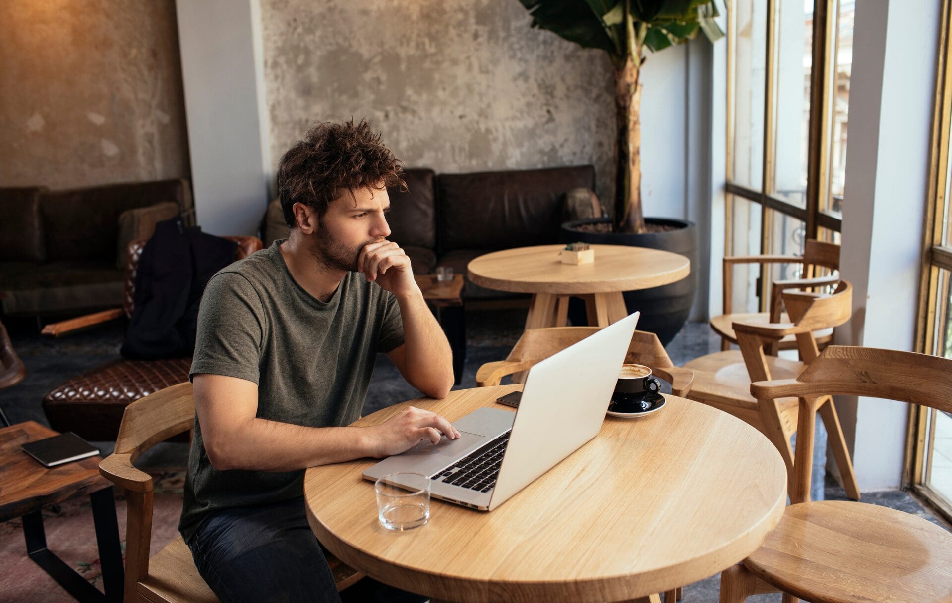 Freelance développeur informatique travaillant sur un projet client