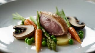 découvrez des idées d'accompagnements légers et de légumes de saison parfaits pour sublimer votre magret de canard, alliant saveurs et fraîcheur.