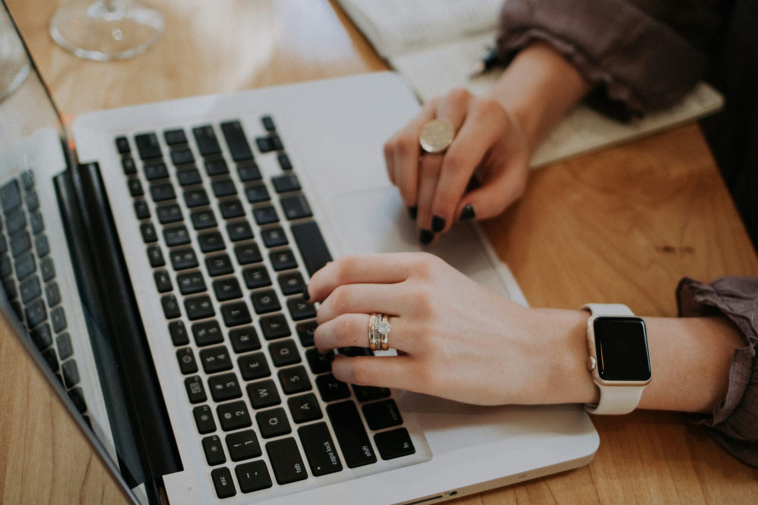 obtenez des informations sur le permis de travail et les démarches administratives nécessaires pour travailler légalement dans un pays étranger.