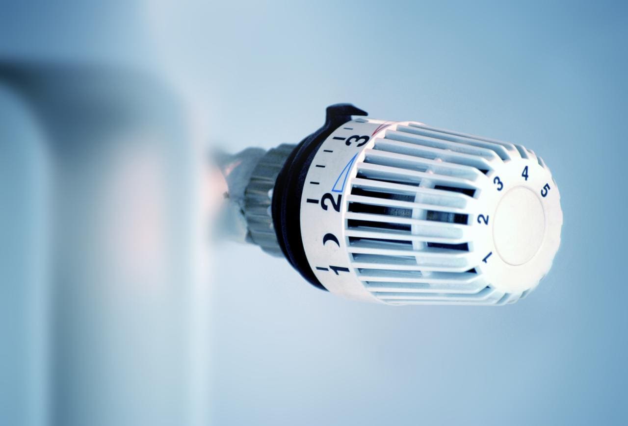 Thermostat blanc sur le radiateur mural - avantages du chauffage au gaz