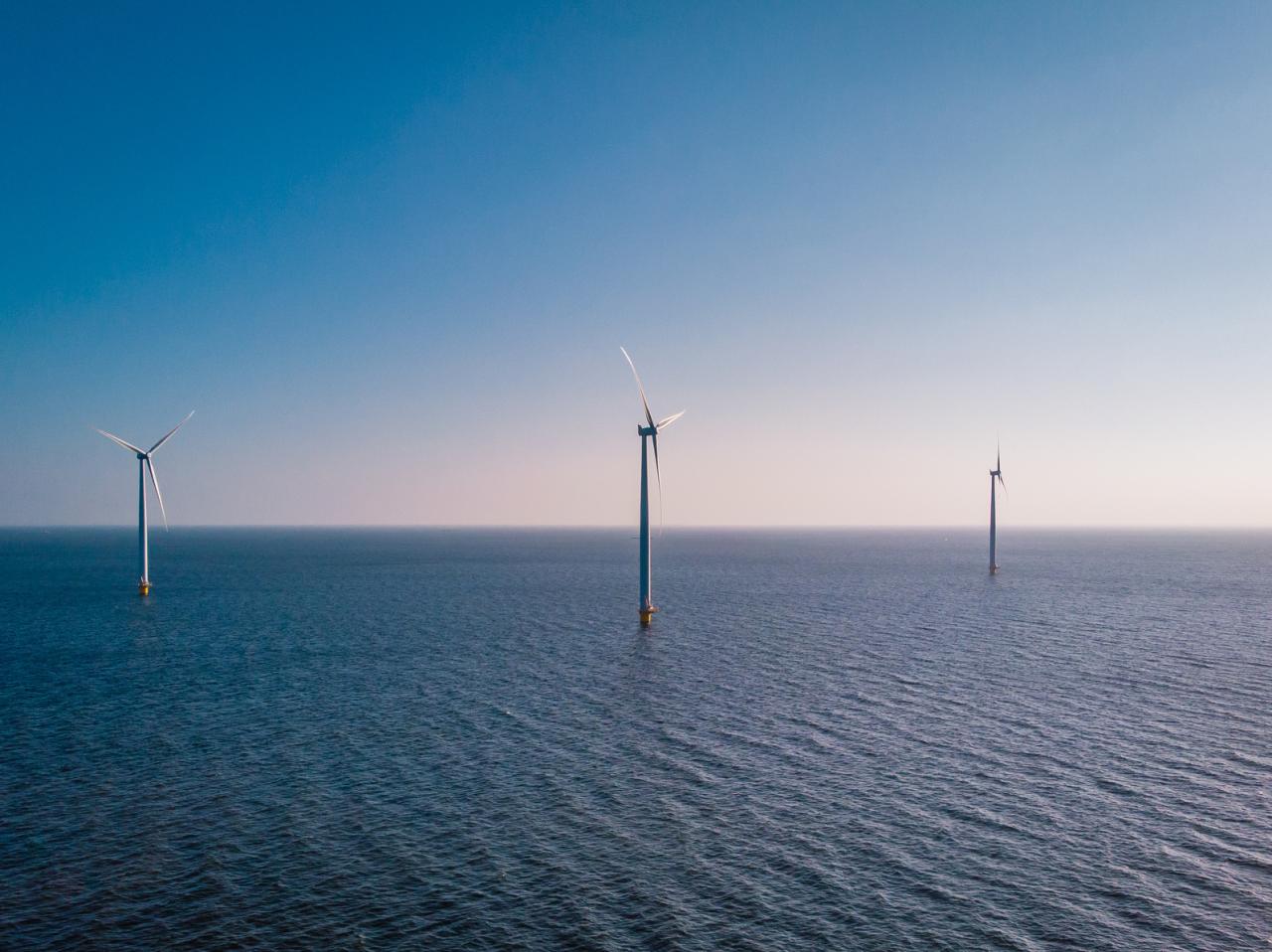 Les centrales offshore comme symbole des sources d'énergie renouvelables