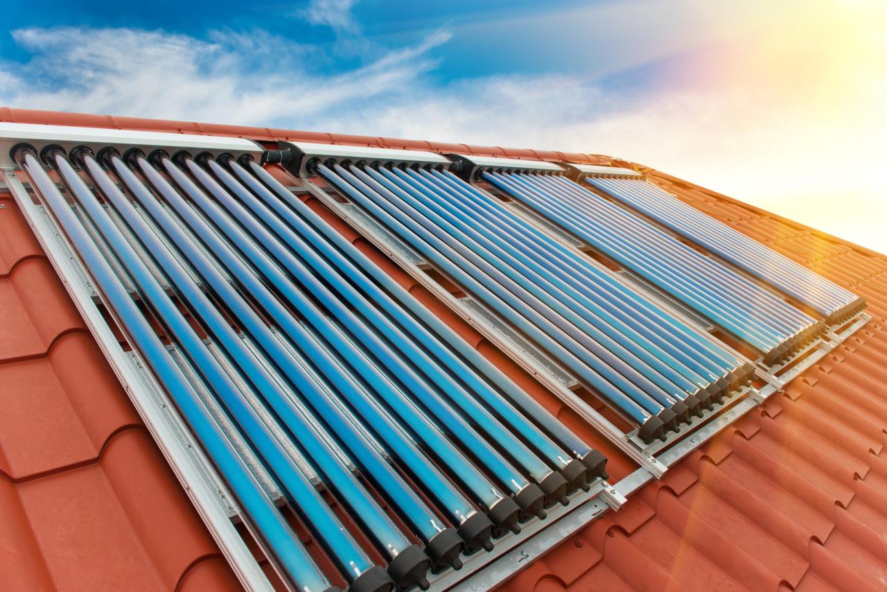 Collecteurs sur le toit de la maison pour le chauffage de l'eau avec la technologie solaire