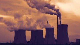 La photo montre une centrale électrique au charbon comme exemple de combustibles fossiles.