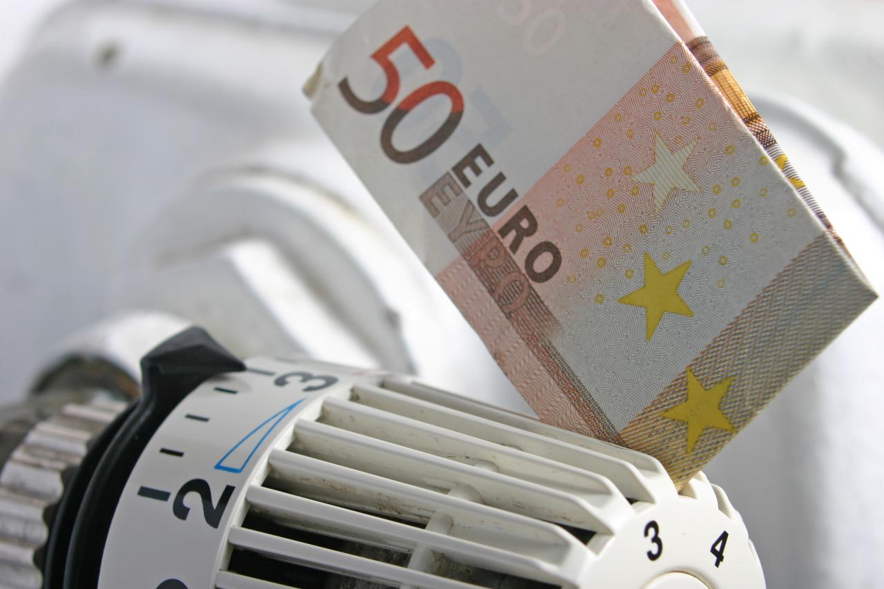 La photo montre un billet de 50 euros sur le chauffage - comme symbole des faibles mensualités d'un contrat de chauffage. 