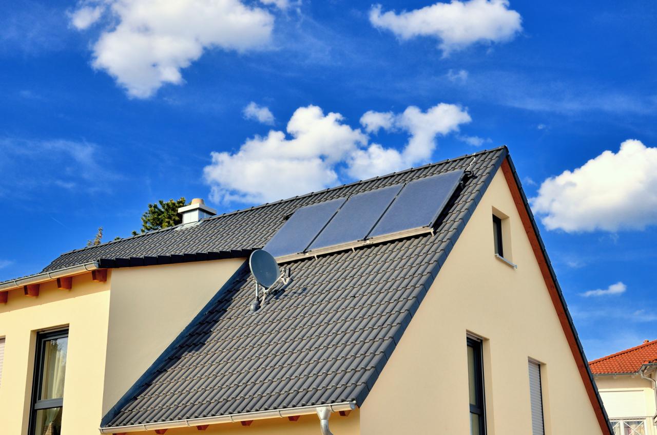 Collecteurs d'un chauffe-eau solaire sur le toit d'une maison