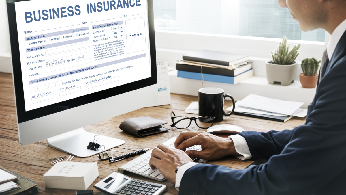 homme recherchant une assurance professionnelle sur internet