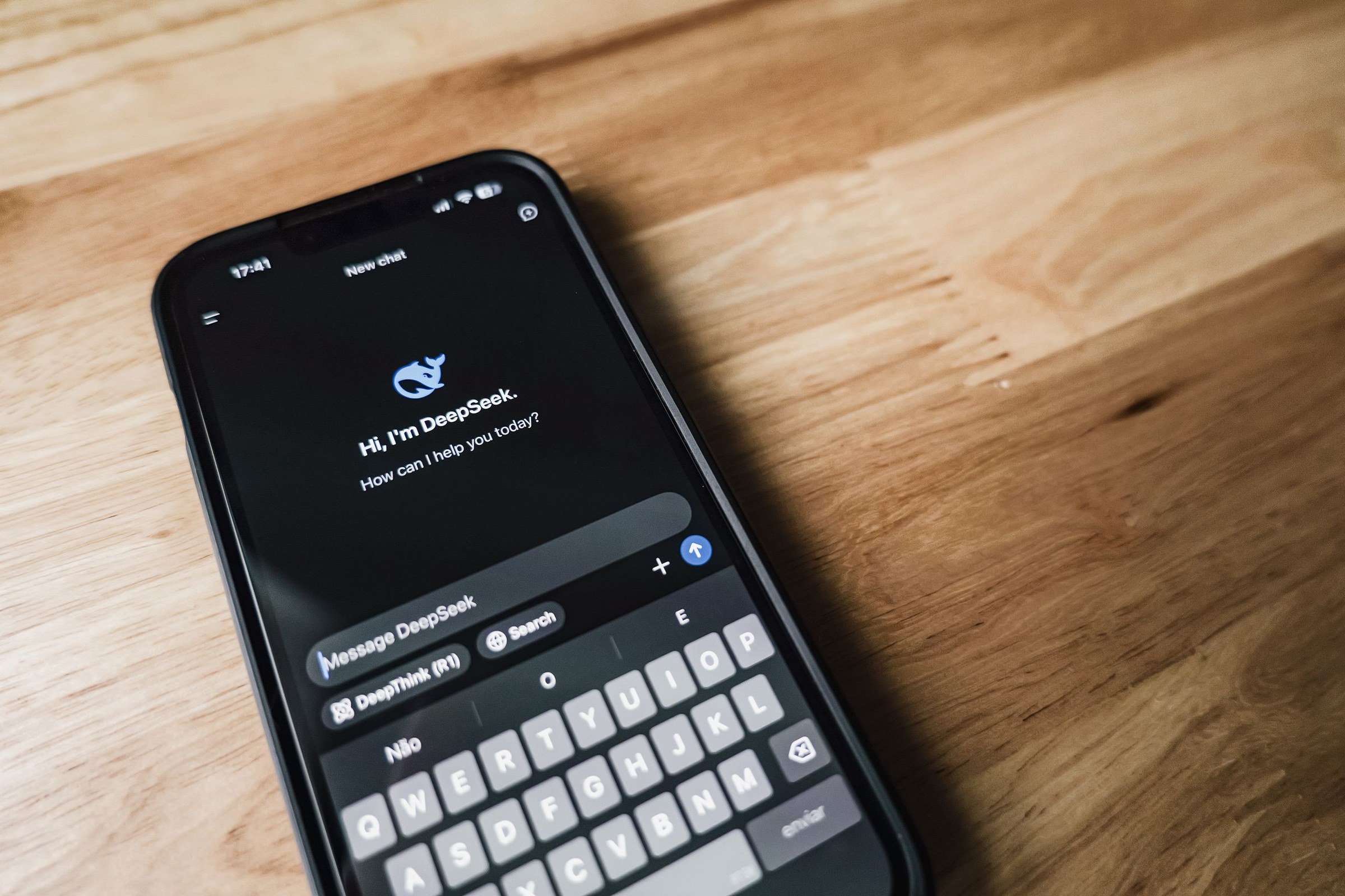 Interface de l'application TeleGuard sur un smartphone, messagerie sécurisée suisse