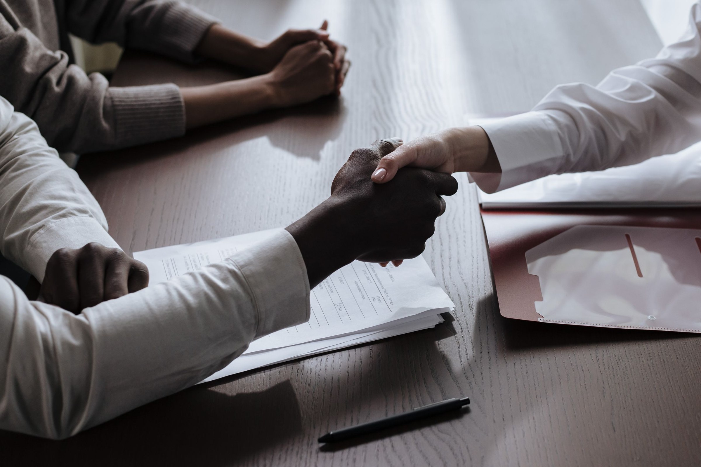 Poignée de main entre deux personnes illustrant le sens courant du mot handshake