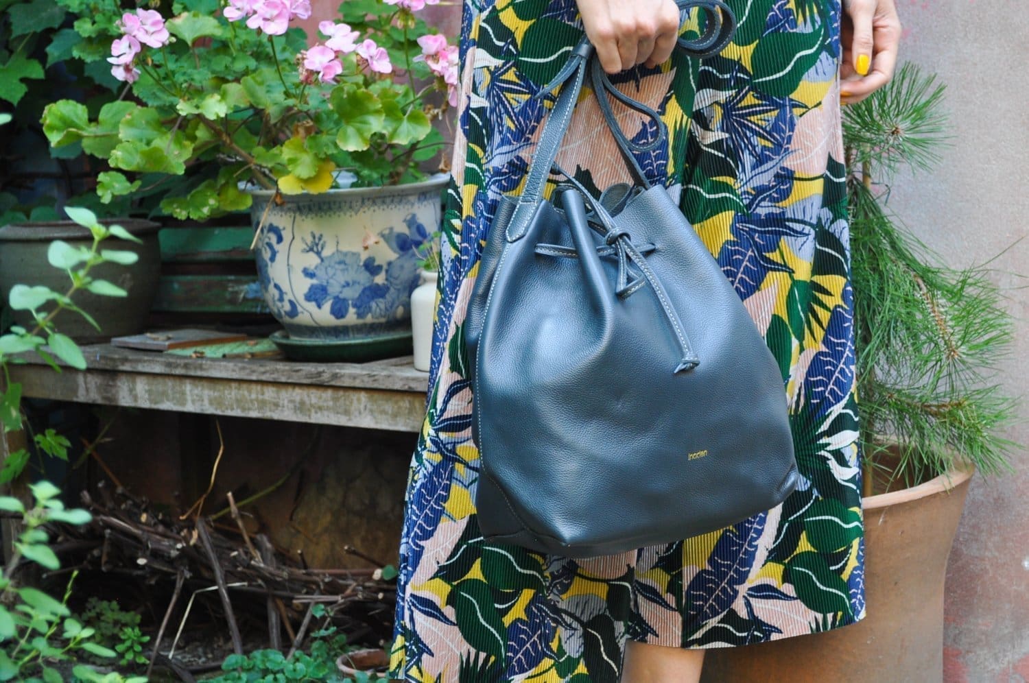 découvrez notre sac bourse en cuir tendance, alliant élégance et praticité pour compléter votre style avec raffinement.