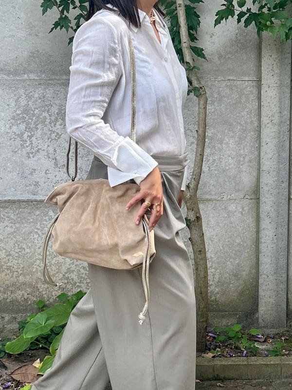 découvrez notre sac bourse en cuir, alliant élégance et tendance pour sublimer toutes vos tenues.